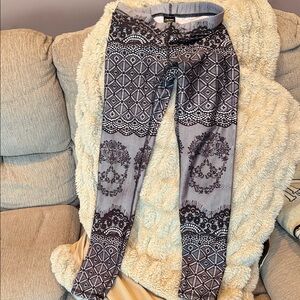 TEREZ Size Small - BNWT Stylish Black and White Patterned Women Leggings